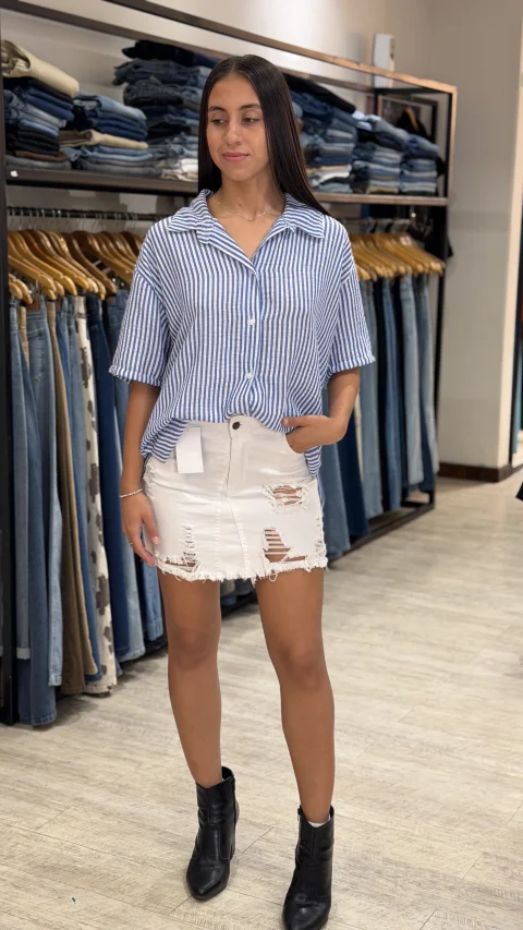 Mini de jeans con rotura 3