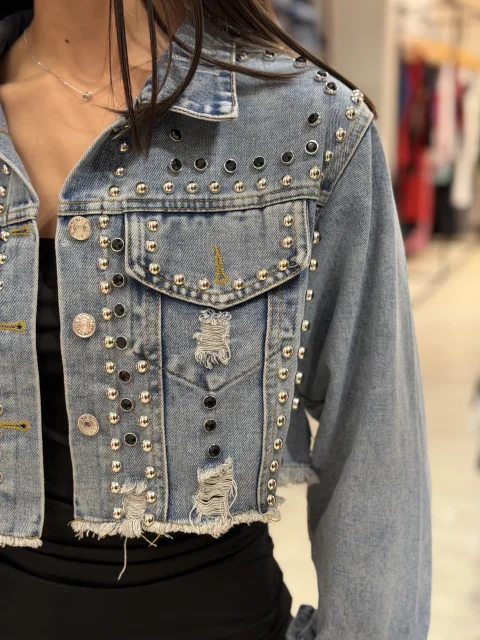 Campera corta de jeans con brillos