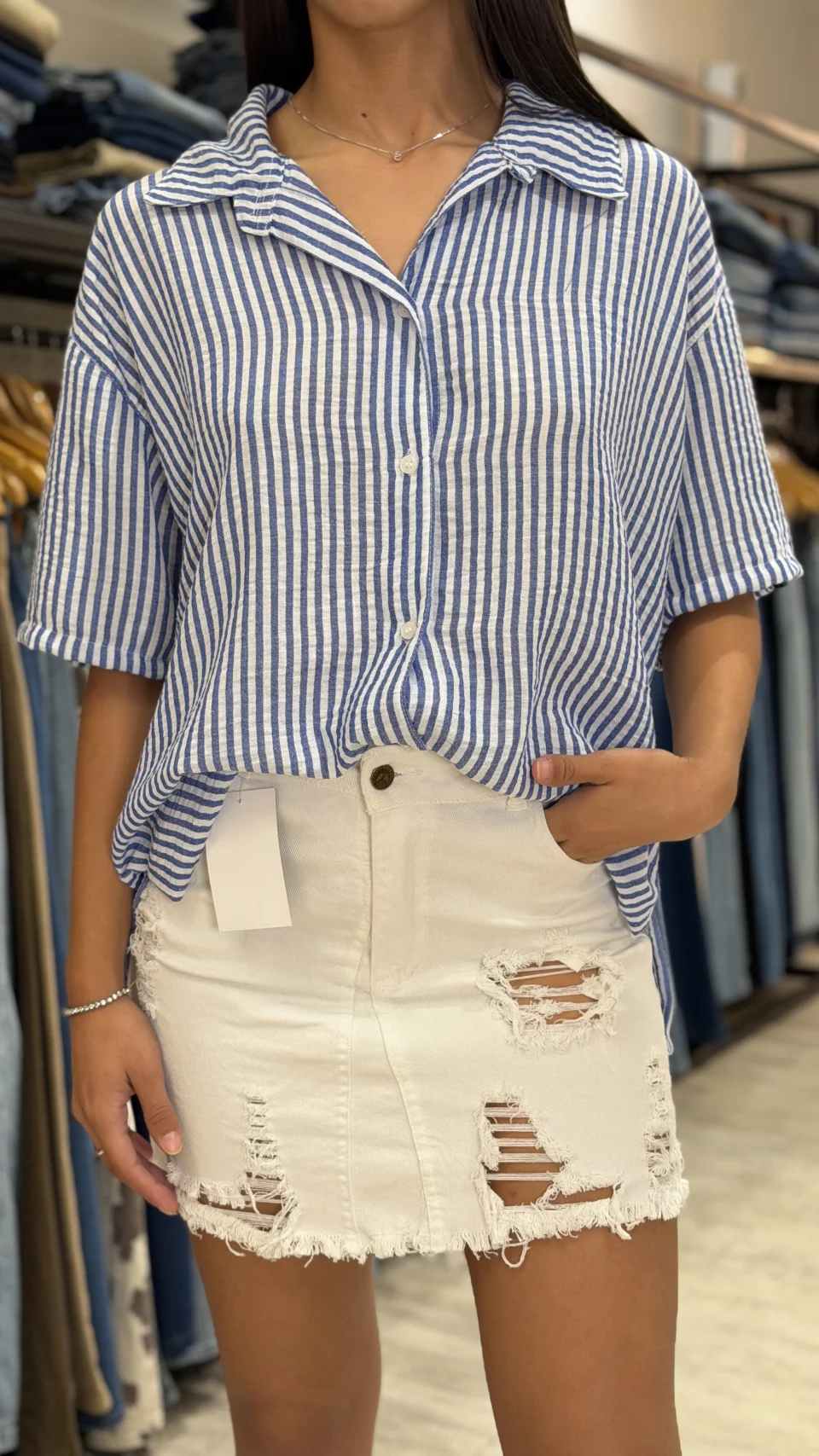 Mini de jeans con rotura